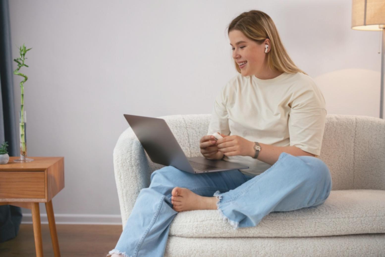 Analyst arbeitet an komplexen Finanzmodellen am Computer