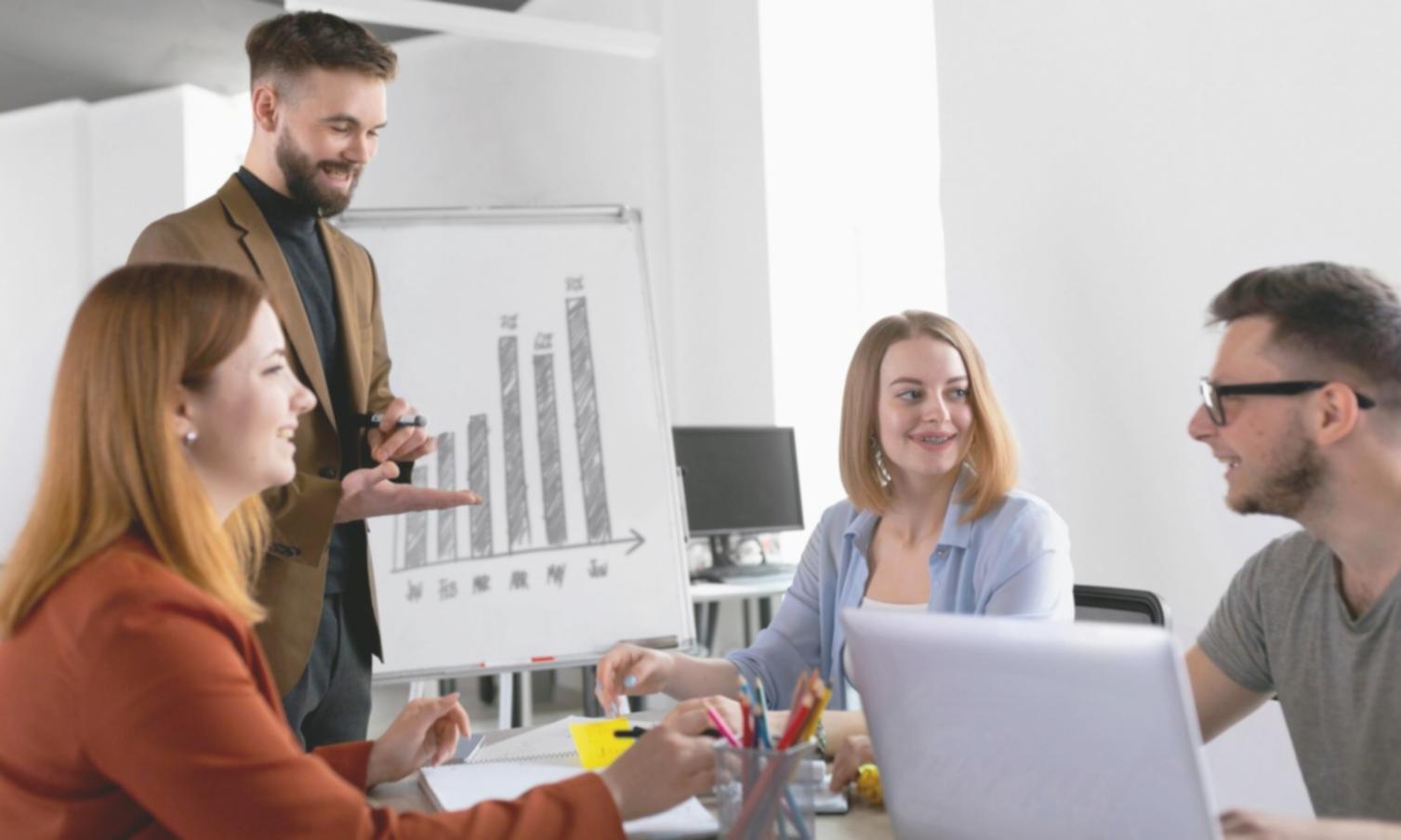 Detaillierte Finanzanalyse mit verschiedenen Bewertungsmodellen und Risikoszenarien